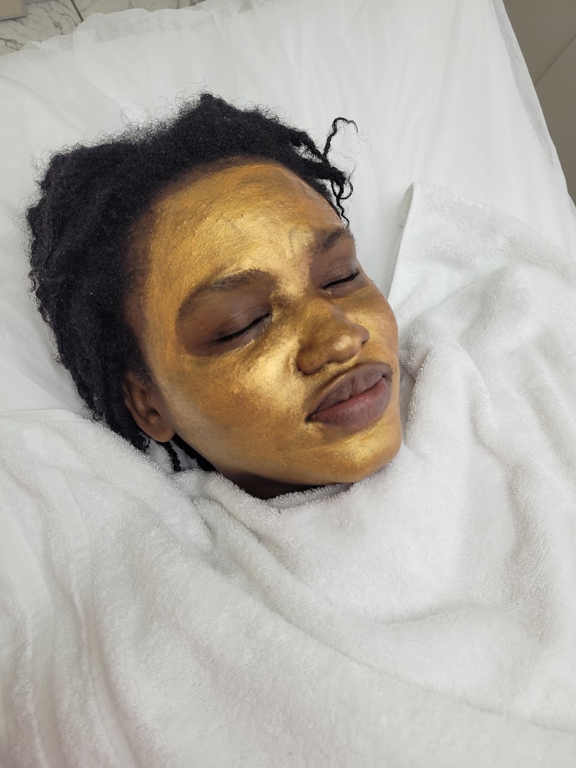 Máscara facial dourada aplicada durante sessão de revitalização