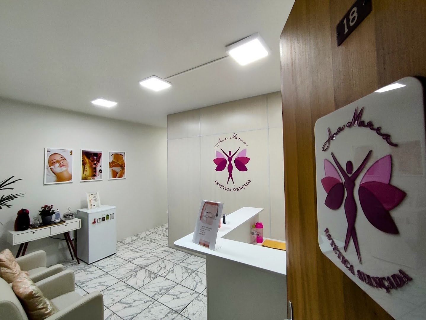Recepção da Ana Maria Estética Avançada, com poltronas e quadros dos tratamentos